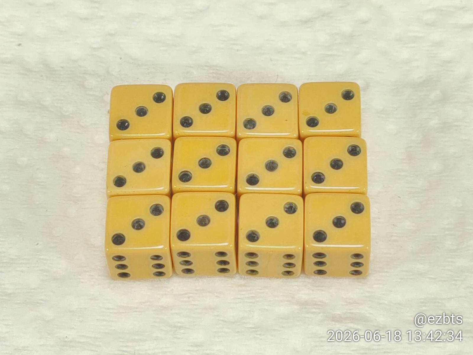 Bakelite Catalin Dice Elk Brand 3/8″ 9.2mm Box of a Dozen Butterscotch Excellent
