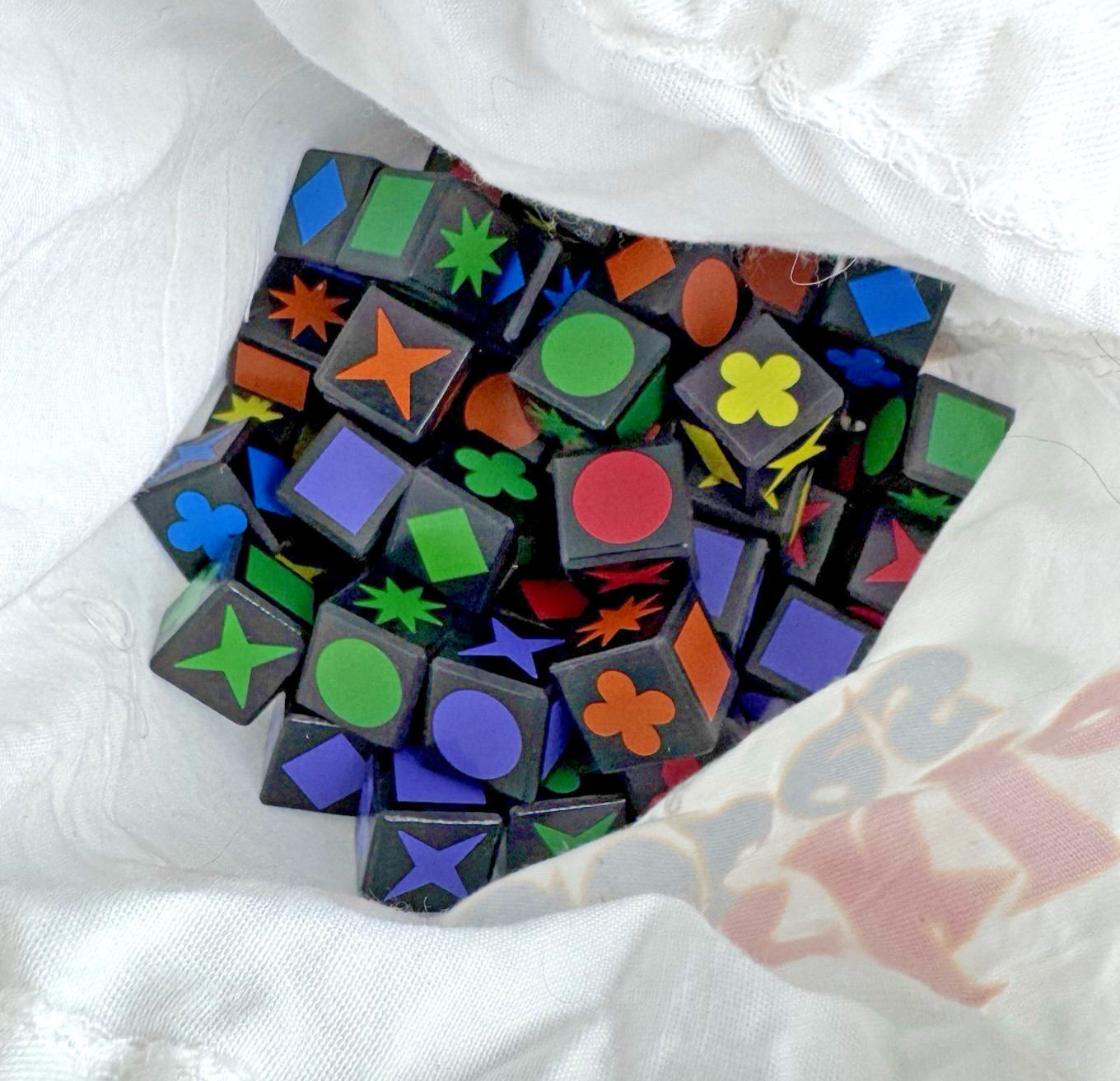 Qwirkle Cubes Strategy Game MindWare 90 Cubes 2009 Roll Match Score & Win Dice