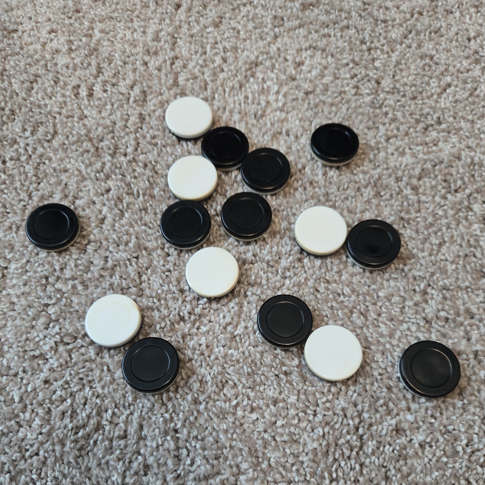 Othello – Replacement Game Pieces lot of 16 Black and White