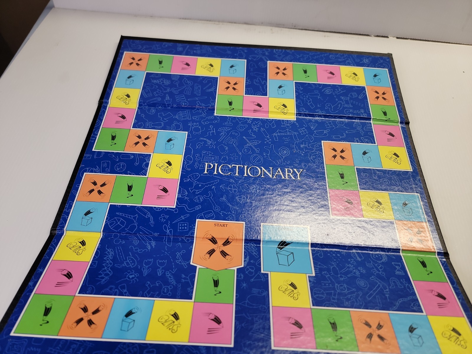 Vtg Pictonary Game 1993- 1997