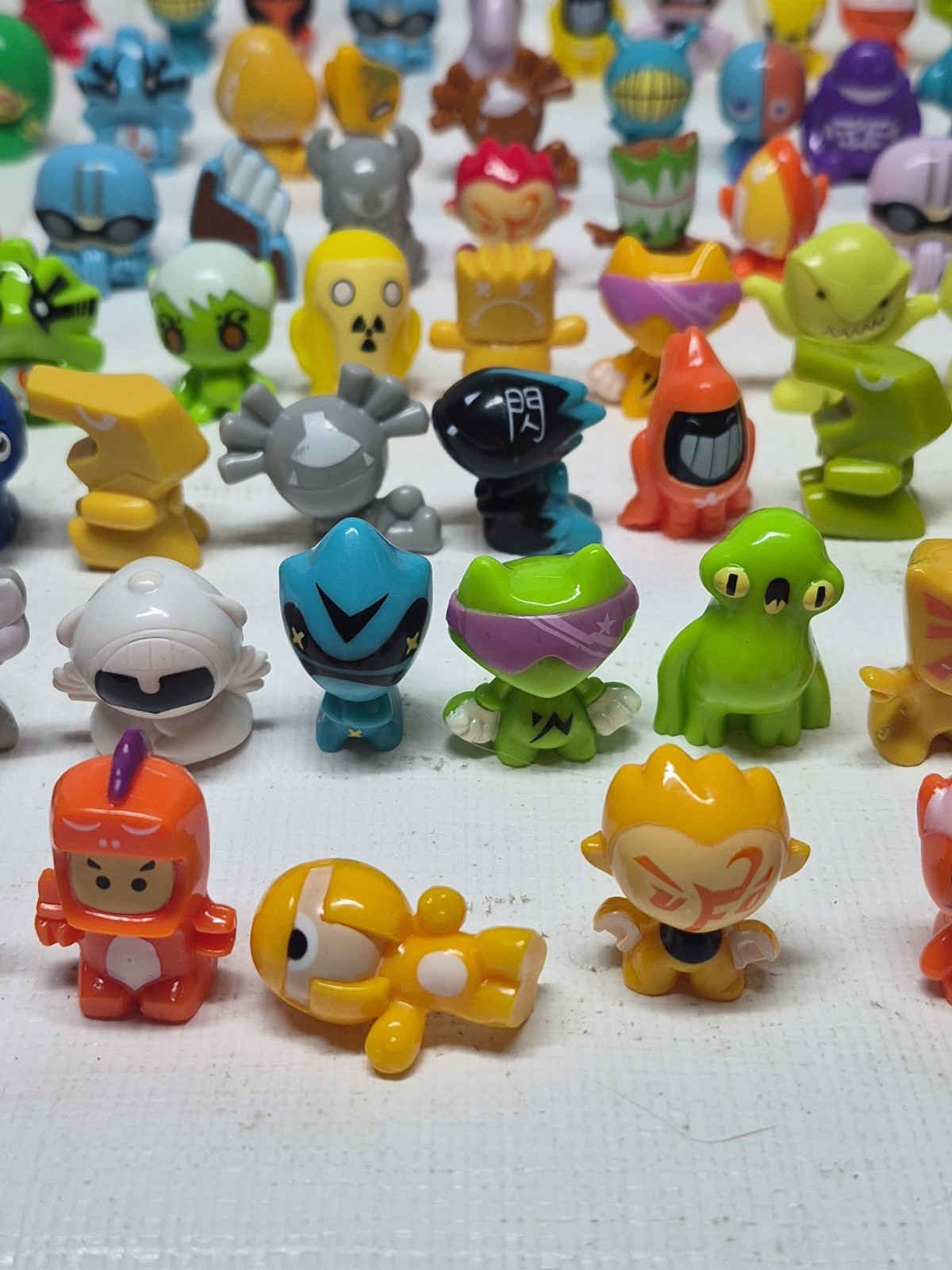 2010 JONA Gogo’s Crazy Bones Exclusive Ltd Edition Collector Tins 78 Figurines