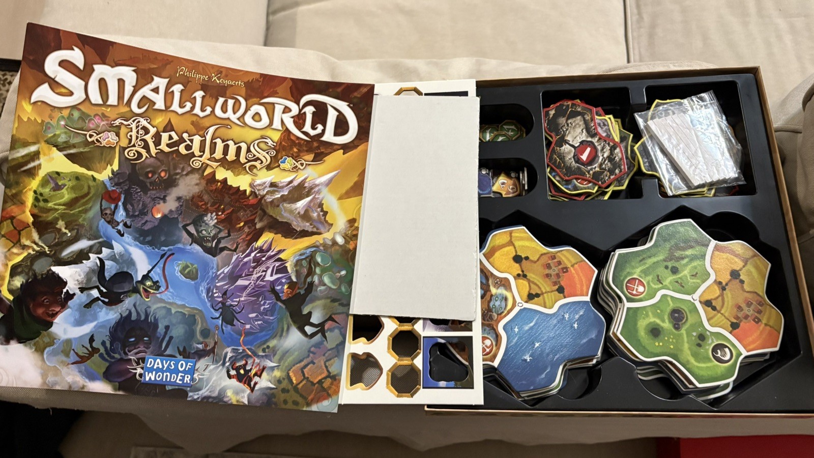 Small World Realms board game Complete Days of Wonder opened but never played