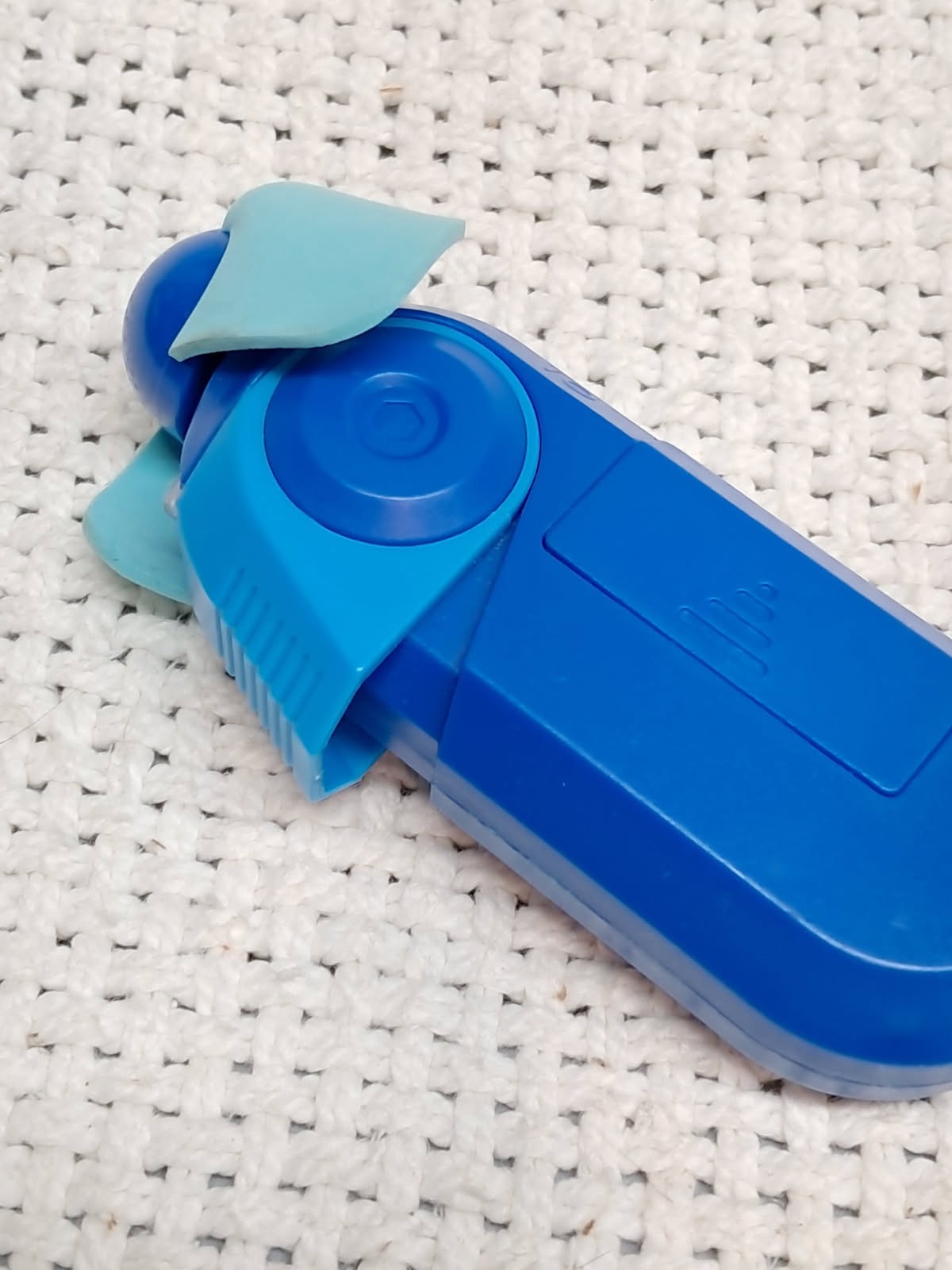 deep blue colored O2cool Pocket Carabiner Fan New batteries