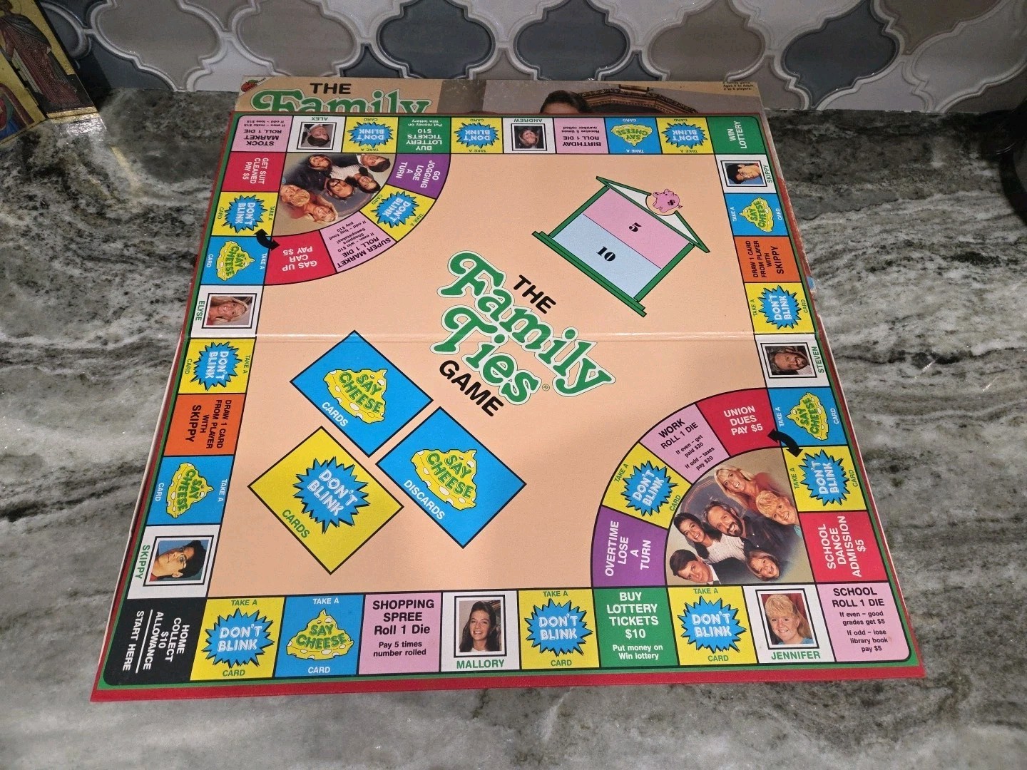 1980’s THE FAMILY TIES GAME Family Board Game Apple Street 87-300 Paramount Pics