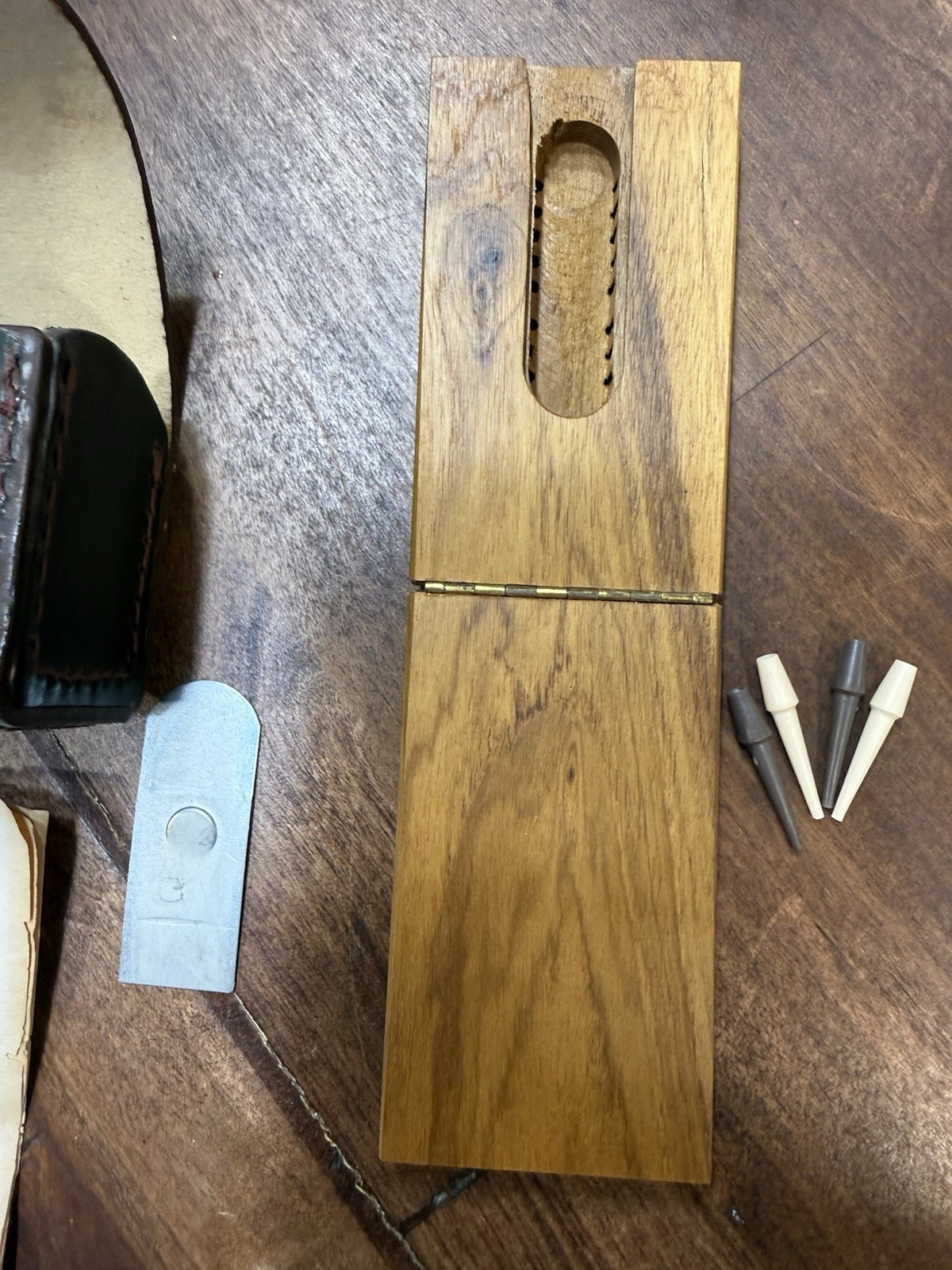1950’s Pacific Game Company Cribbage Folding Board w/ Leather Case Pegs Rules