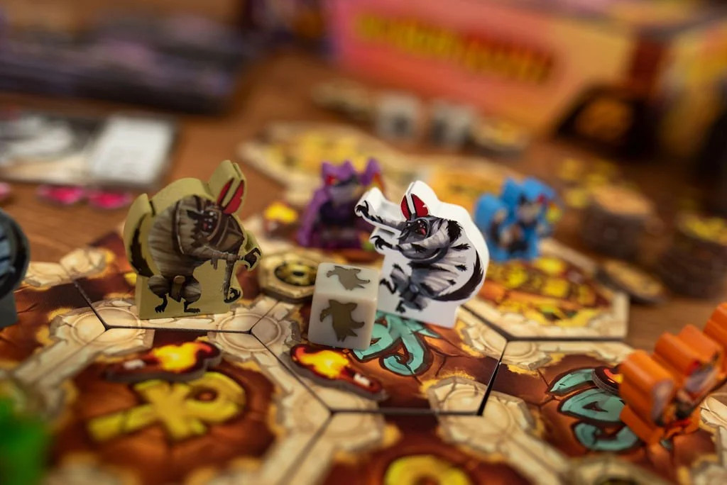 Run Run Run, Cooperative Board Game with Cat Adventurers in a Pyramid, 1 to 4