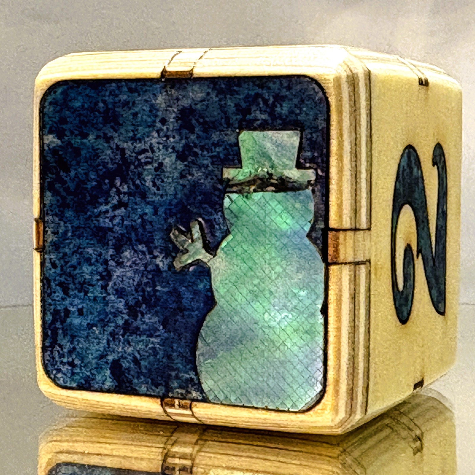 Snowman’s Shimmer – Deep Blue Winter – Backgammon Doubling Cube 36mm