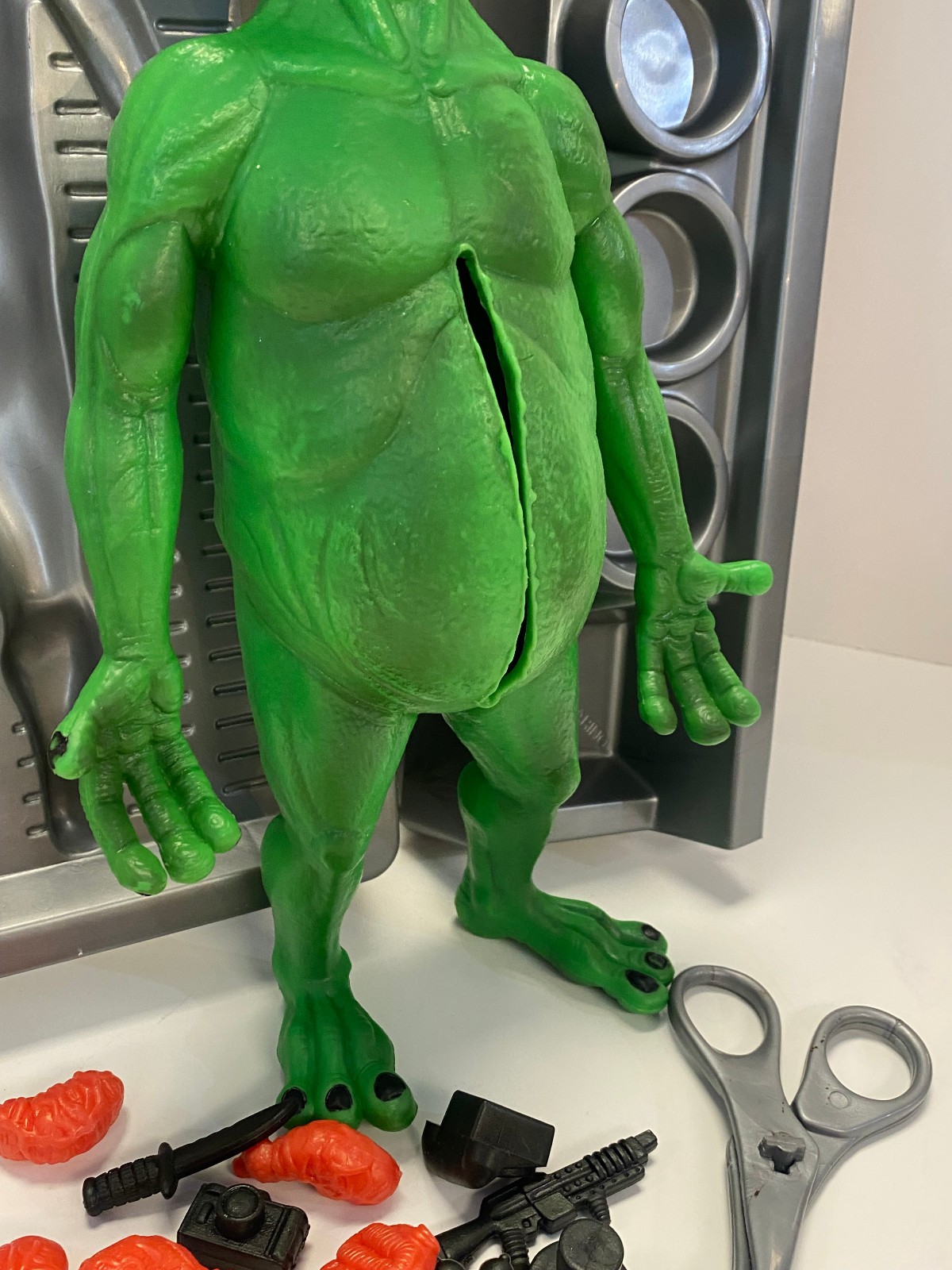 1997 Alien Autopsy Game by R. Marino – w/ 13.75″ Heavy Rubber Alien – Toy