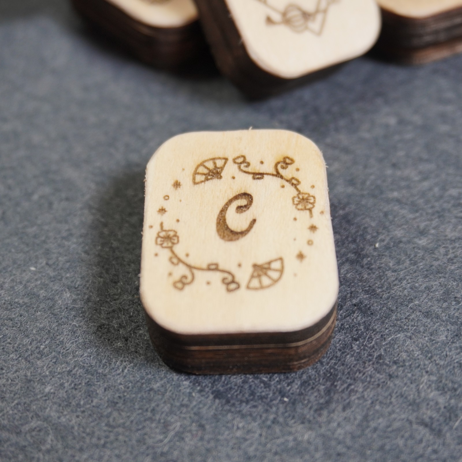 Custom Wooden Riichi Mahjong Tile Set – Chinese Monogram with Fan Design