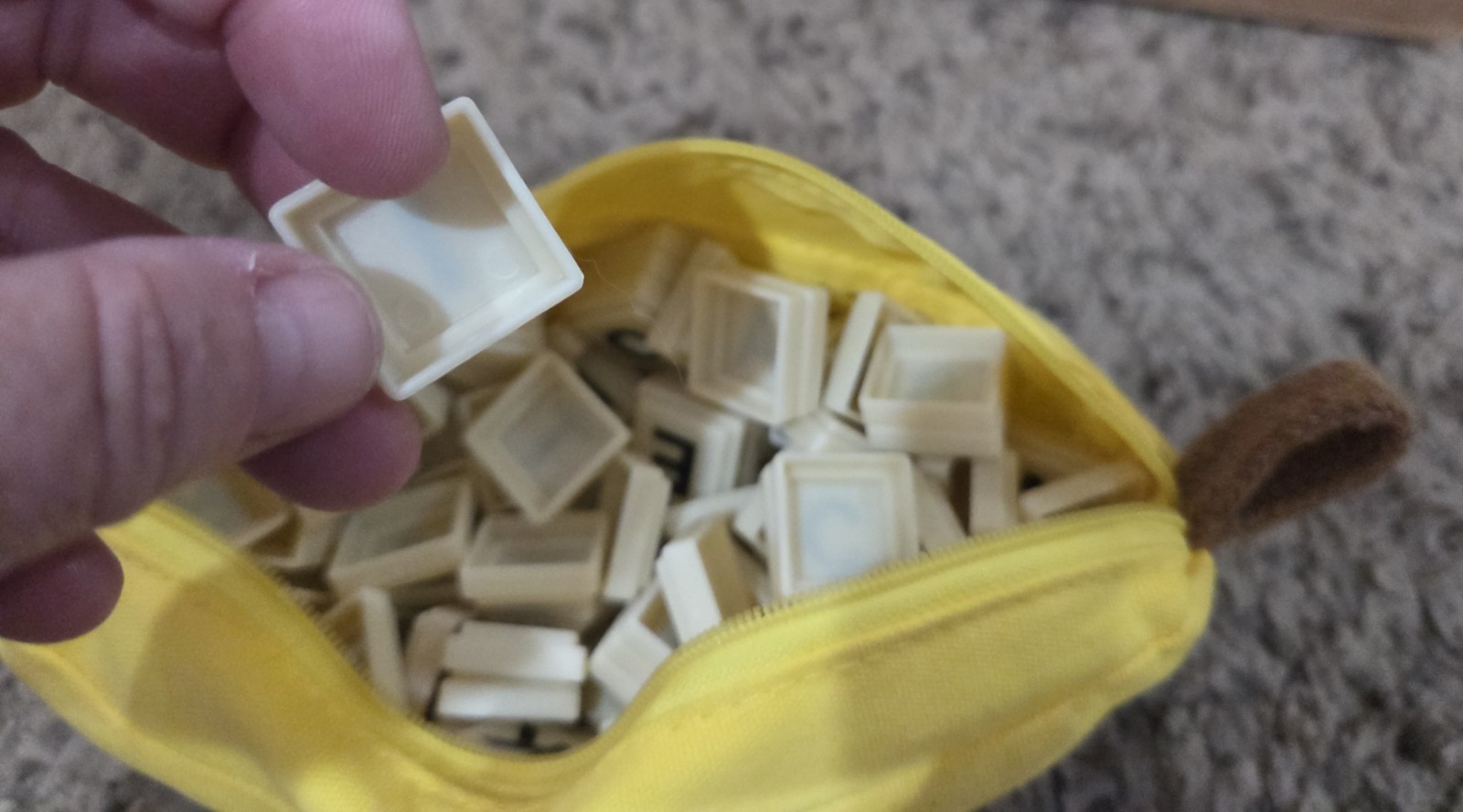 Bananagrams (knock-off) Word Game Travel Complete Game in Banana Pouch