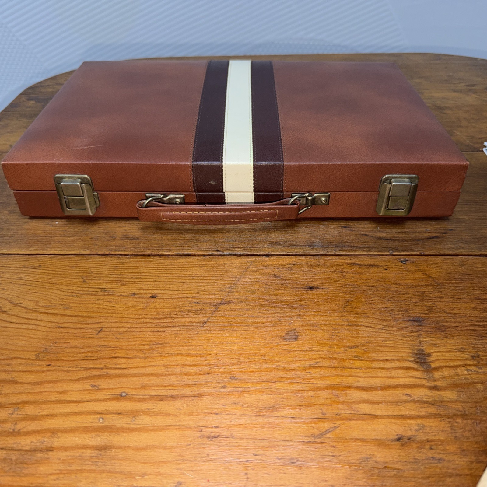 Backgammon Strategy Board Game w/ faux leather Carrying Case, nice complete set