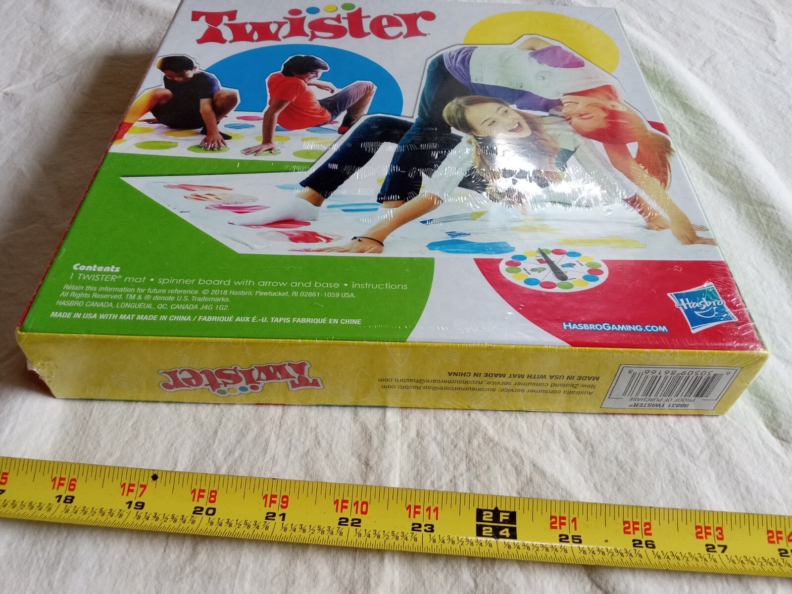 Twister Classic Indoor Outdoor Party Board Game for 2 or more Players, NEW.