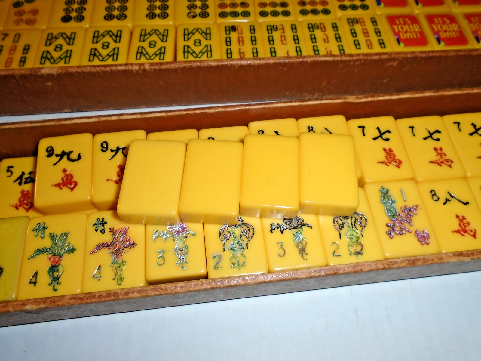 Vintage Mah Jongg MAH-JONGG set includes 152+7 tiles Case and 4 playing trays
