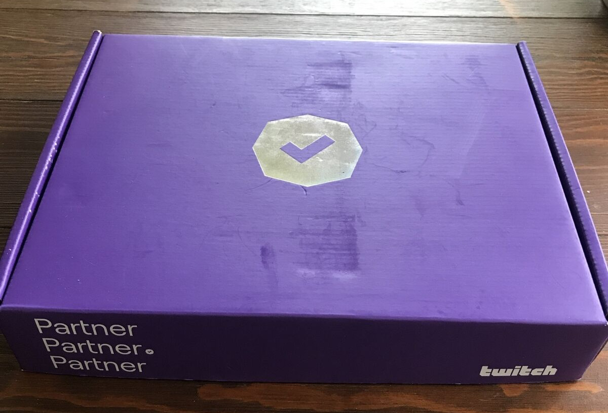NIOB TWITCH Branded Connect Four In A Row Game Lucite & Acrylic Brand NEW!