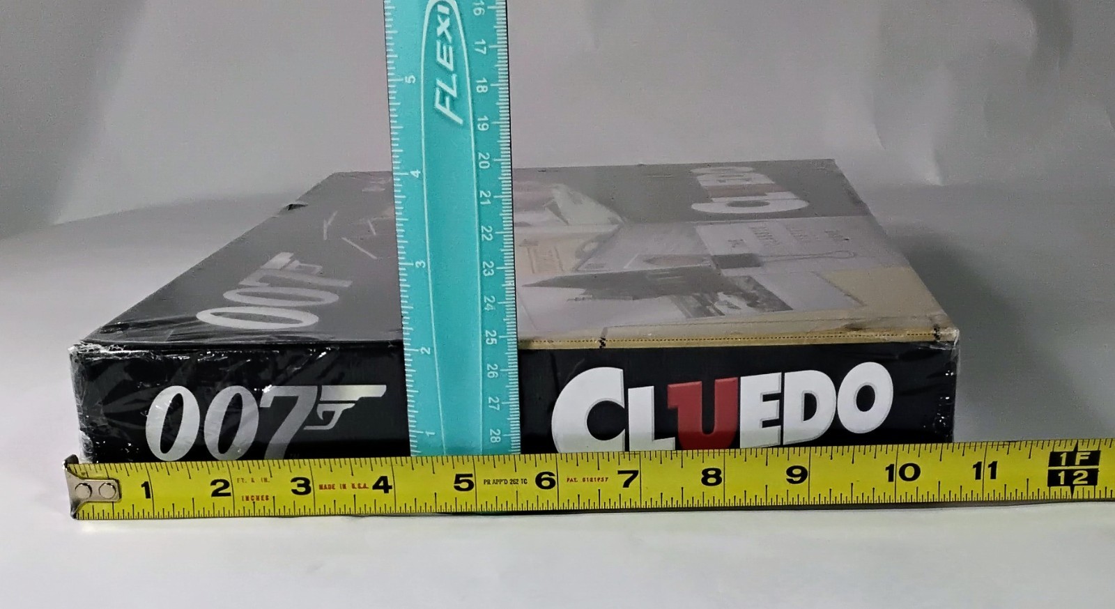 New Hasbro Cluedo 007 James Bond Indicia Classic Mystery Board Game Age 8+