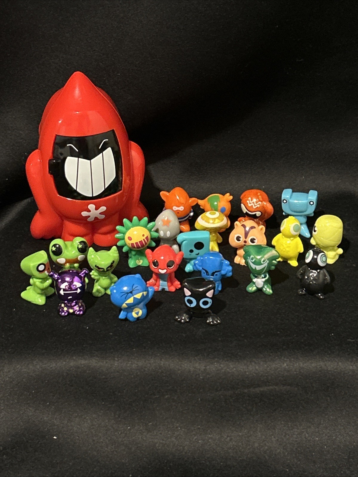 Lot Of 21 Gogo’s Crazy Bones Mini Figures Loose and Red Carrying Case