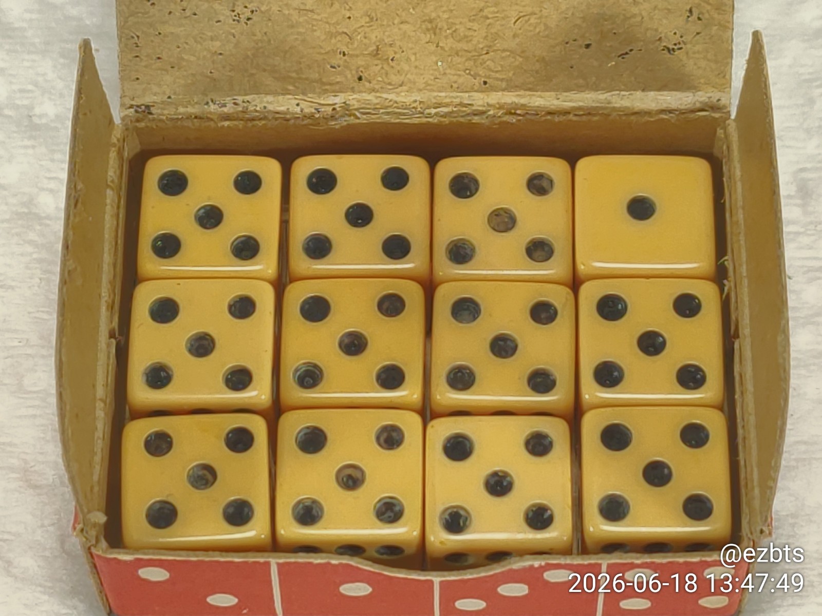 Bakelite Catalin Dice Elk Brand 3/8″ 9.2mm Box of a Dozen Butterscotch Excellent