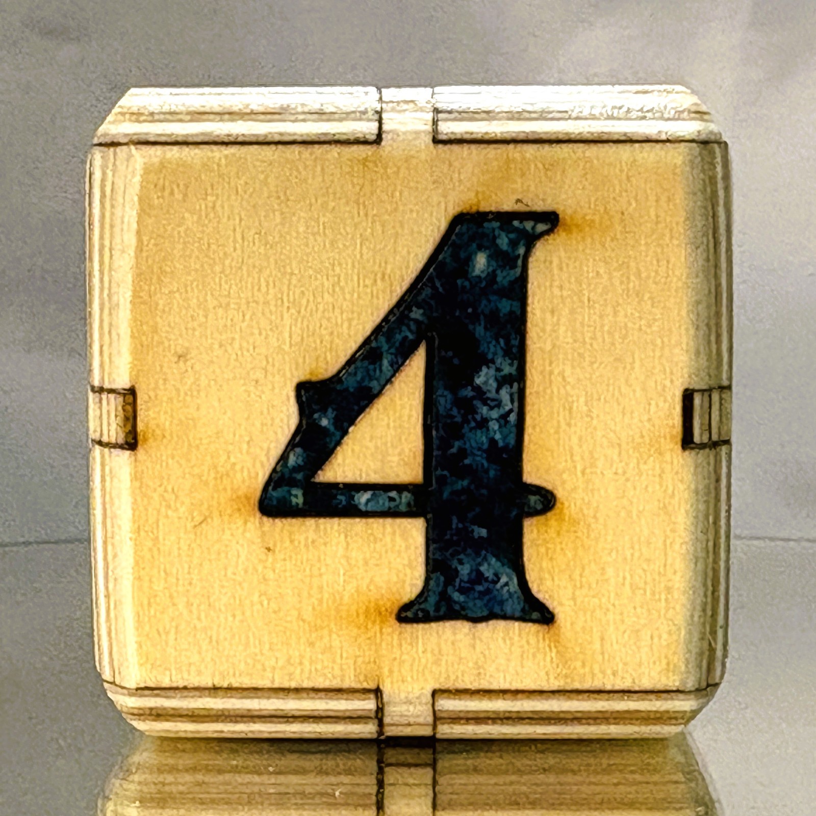 Snowman’s Shimmer – Deep Blue Winter – Backgammon Doubling Cube 36mm