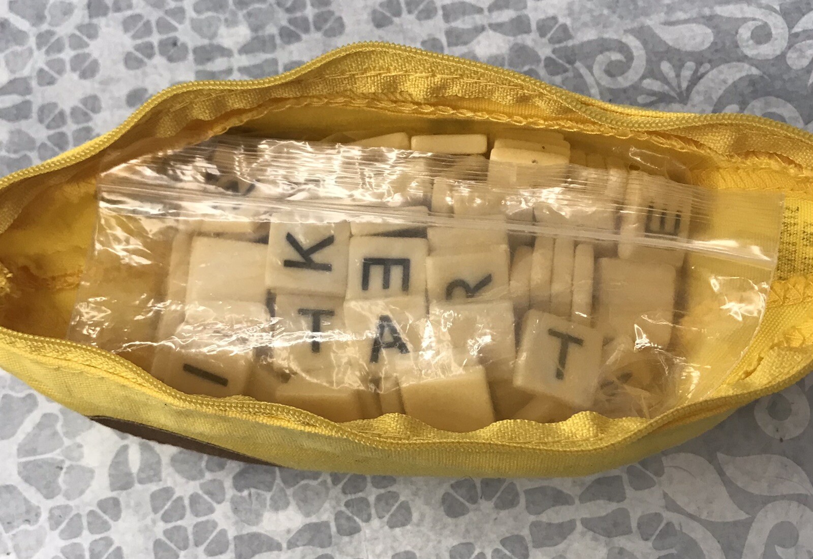 Bananagrams Anagram Word Portable Game (Includes all 144 Pieces) Complete