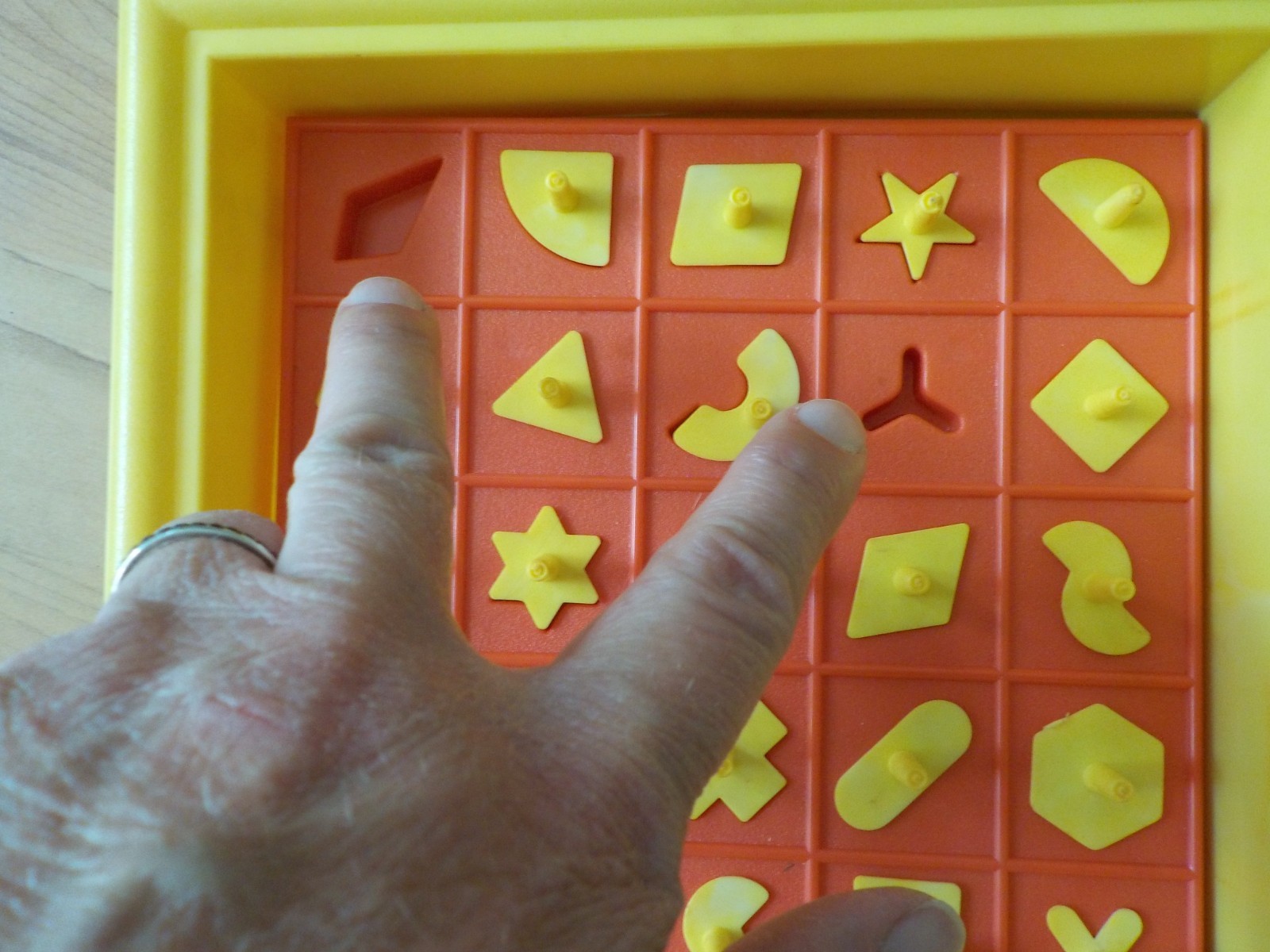 LAKESIDES PERFECTION GAME FOR ANY NUMBER OF PLAYERS MATCH SHAPES BEFORE IT POPS