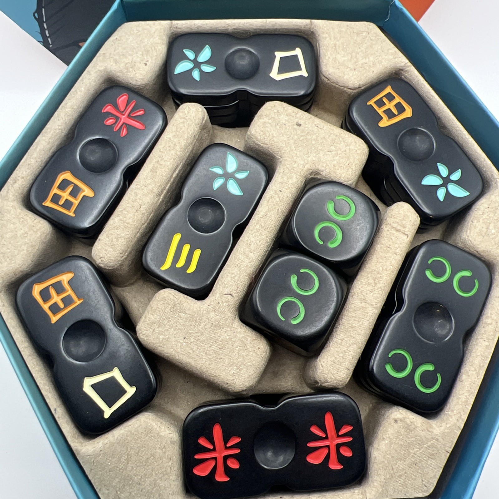 Cobra Paw Game by Bananagrams Complete