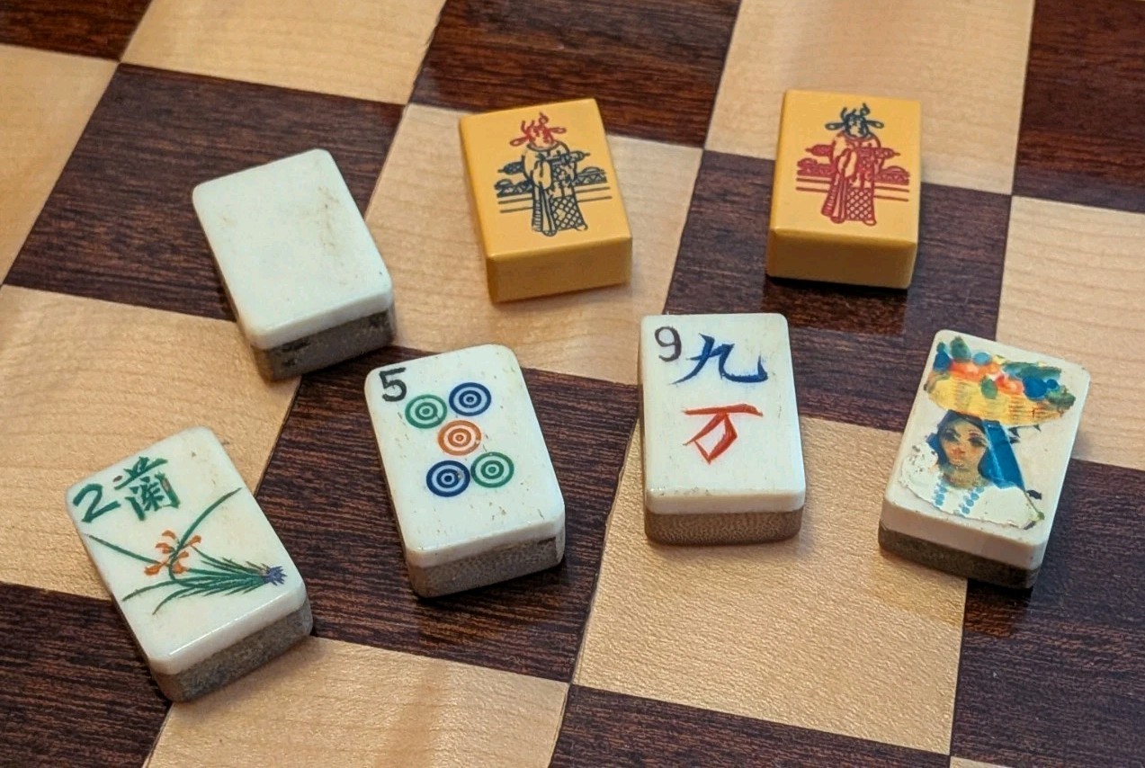 VinTagE MAHJONG TILES LoT of 7 REPLACEMENT or JEWELRY PENDANT Chinese American
