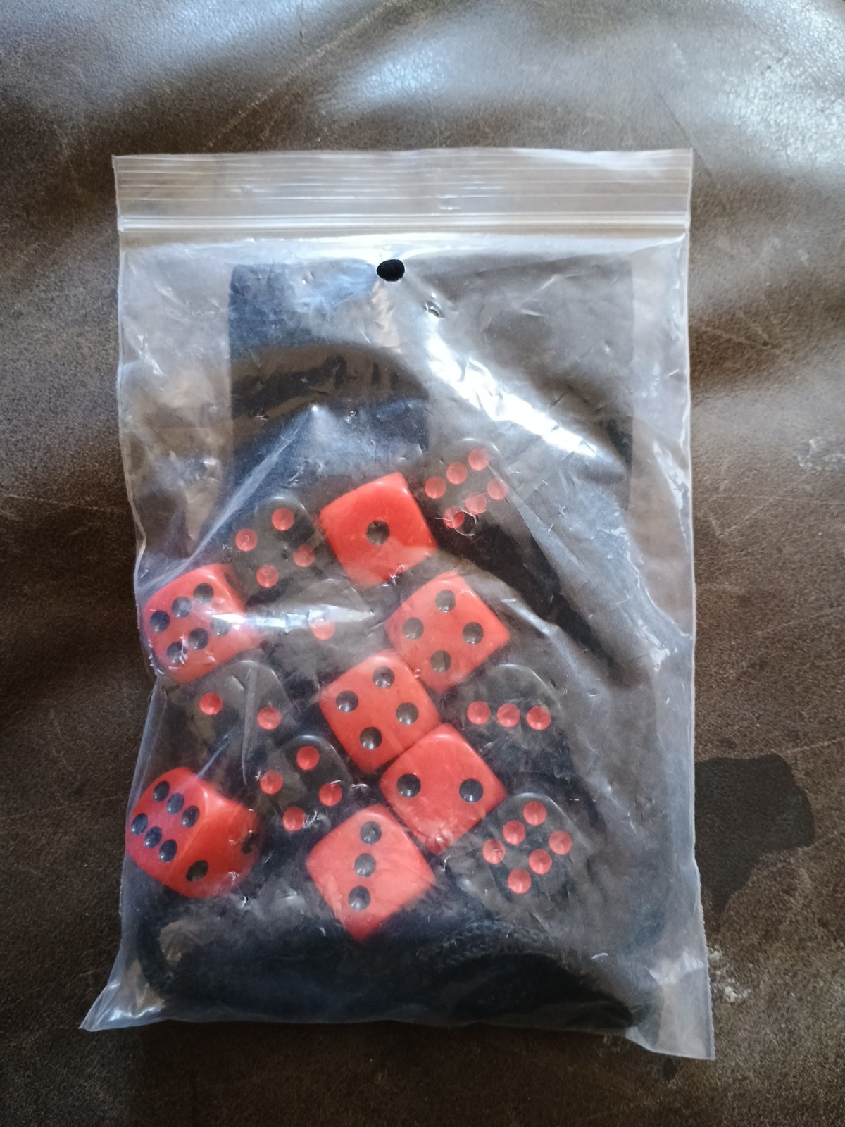 Set Of 12 Red And Black Dice With Pouch 12mm
