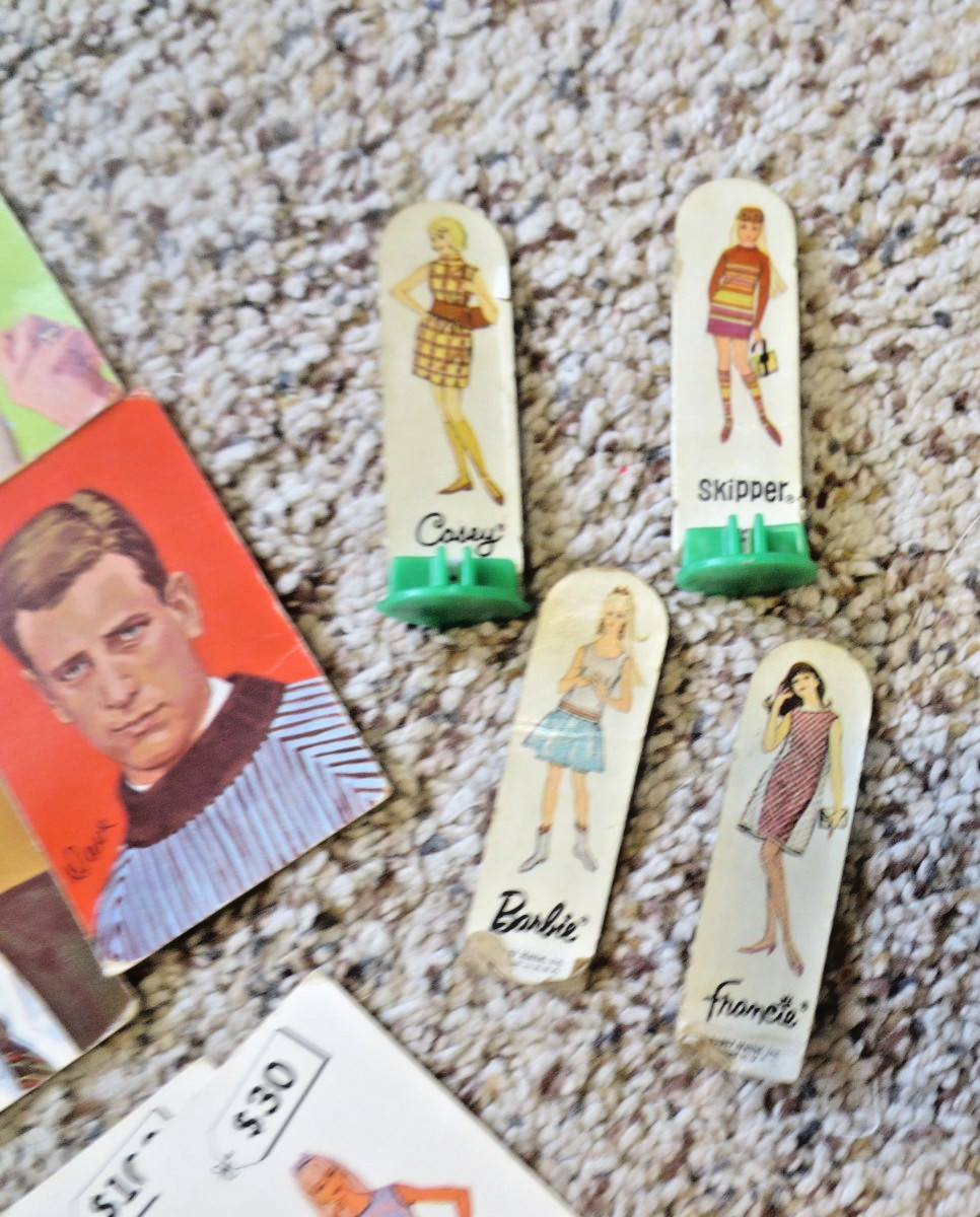 Mattel Barbie World Of Fashion Round The World Molded Board Game 1967