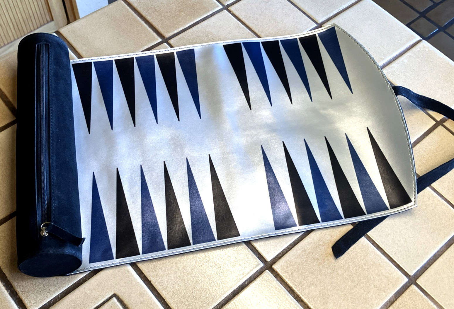 TRAVEL ROLL-UP BACKGAMMON 15″ SILVER METALLIC & BLACK SUEDE, TEAL & BLACK CHIPS