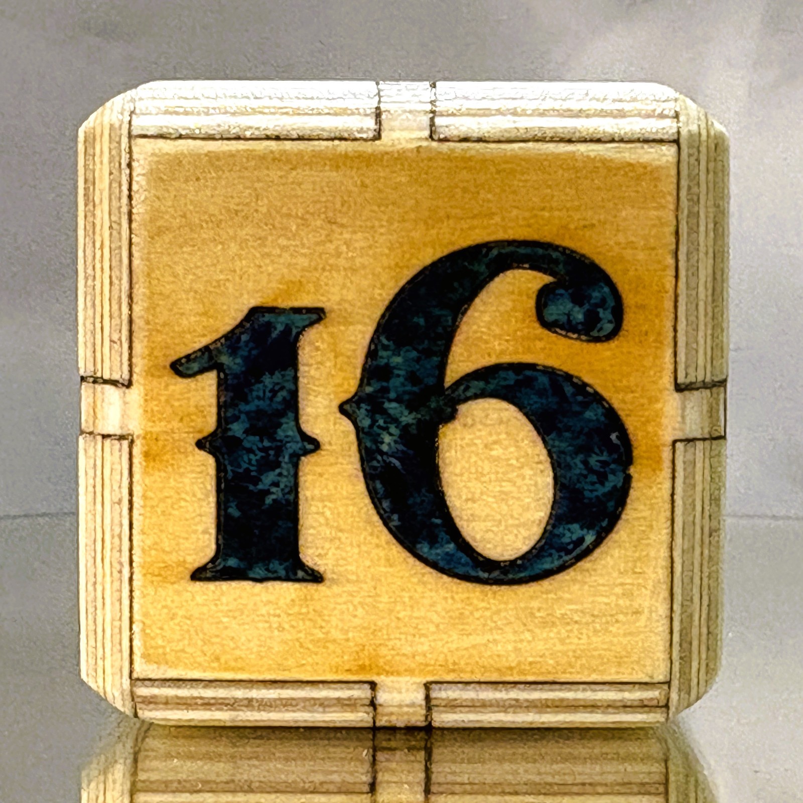 Snowman’s Shimmer – Deep Blue Winter – Backgammon Doubling Cube 36mm