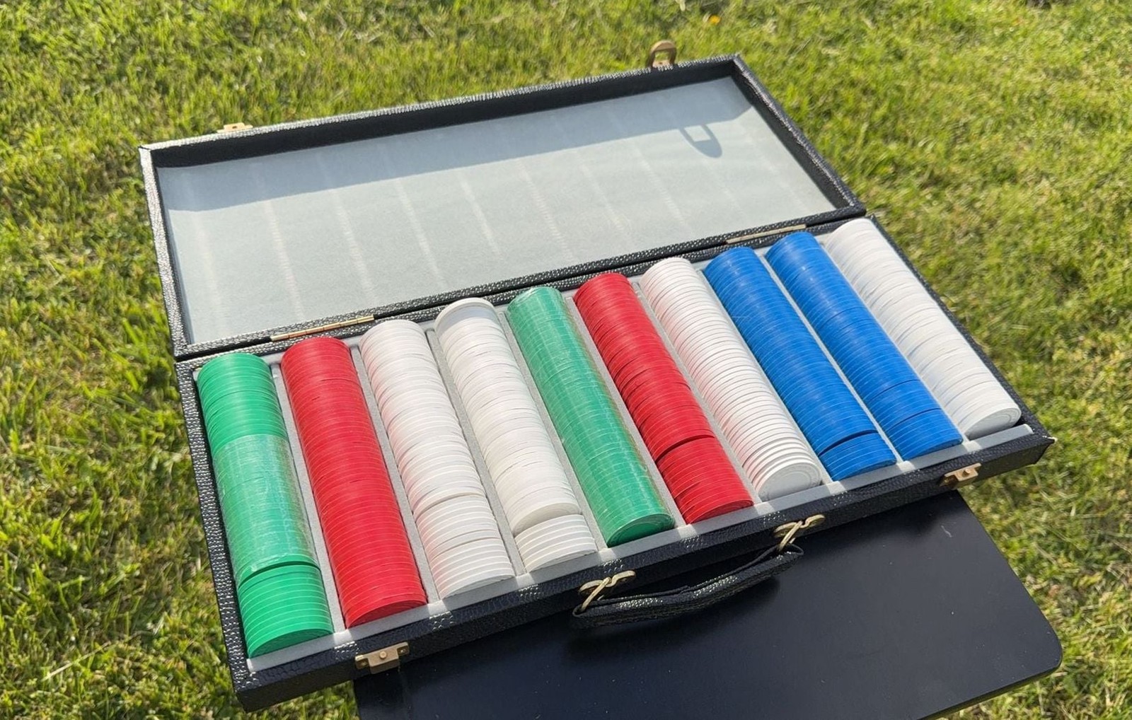 Vintage 500pc Poker Chip Set in Faux Leather Carry Case Complete Set