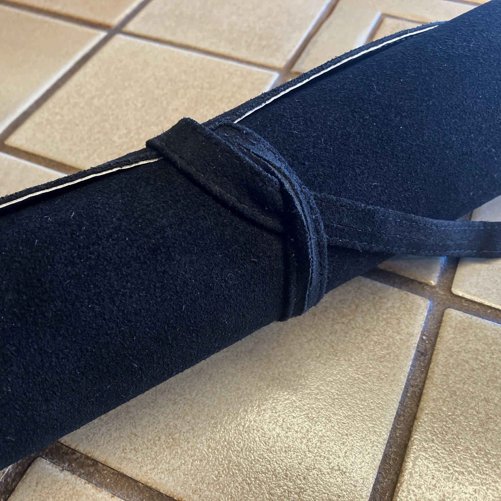 TRAVEL ROLL-UP BACKGAMMON 15″ SILVER METALLIC & BLACK SUEDE, TEAL & BLACK CHIPS