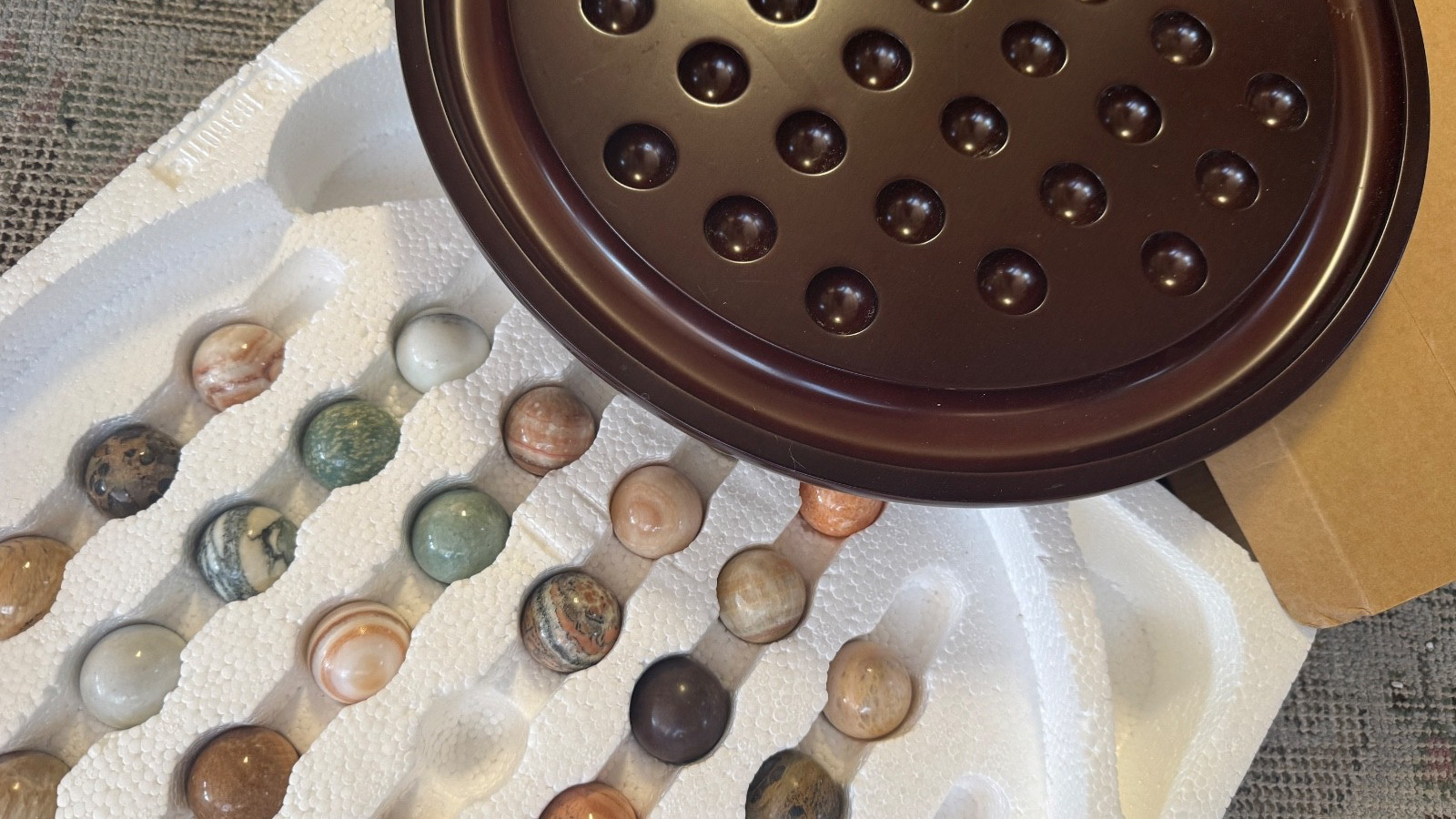 VINTAGE The Bombay Company 13″ Wood Solitaire Game 36 Large Stone Marbles 1994