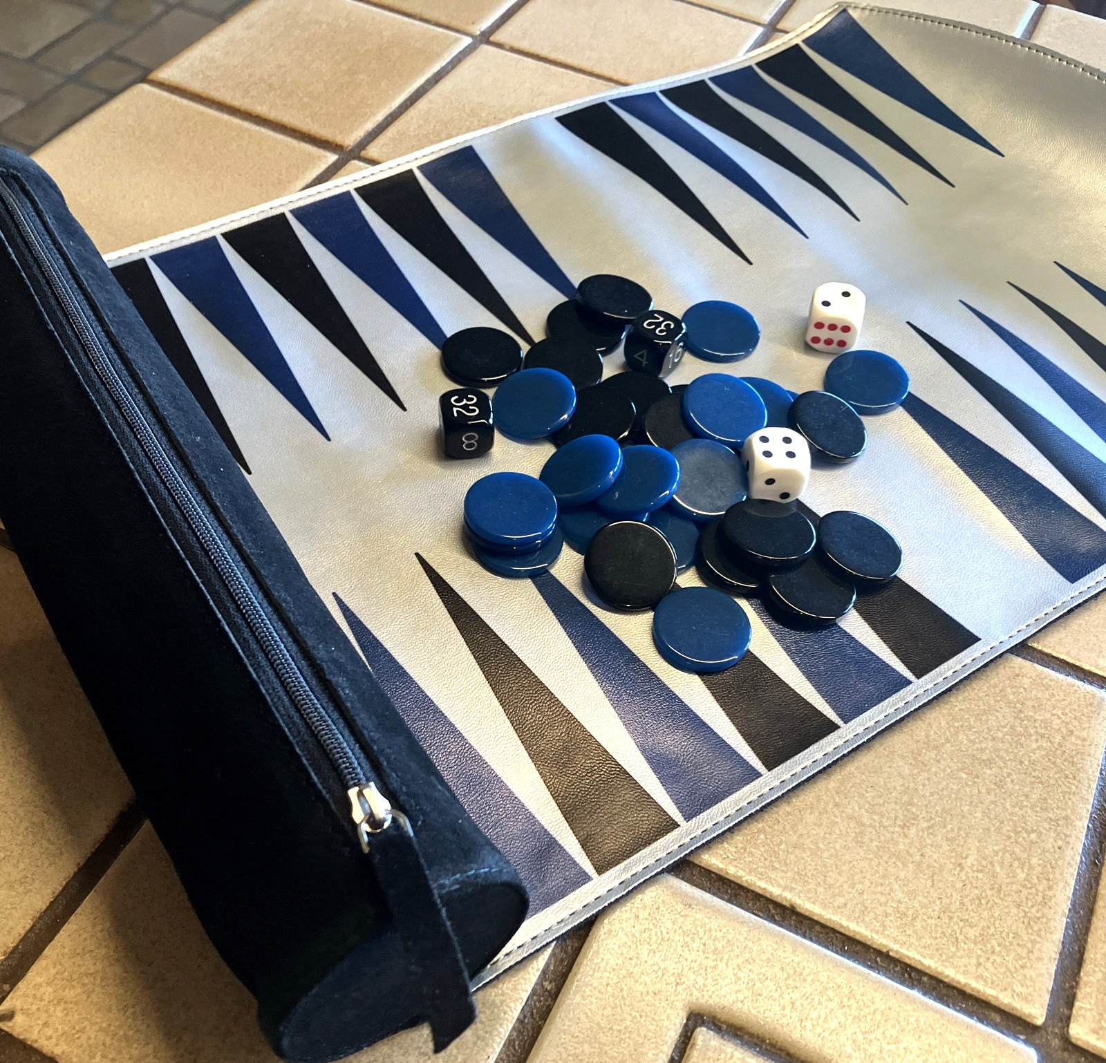 TRAVEL ROLL-UP BACKGAMMON 15″ SILVER METALLIC & BLACK SUEDE, TEAL & BLACK CHIPS