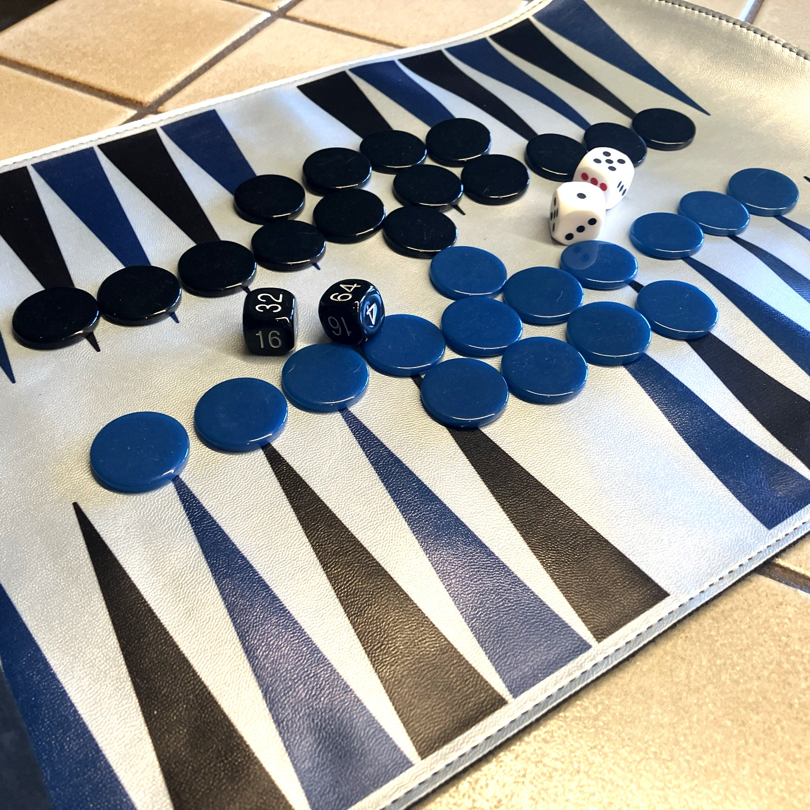 TRAVEL ROLL-UP BACKGAMMON 15″ SILVER METALLIC & BLACK SUEDE, TEAL & BLACK CHIPS
