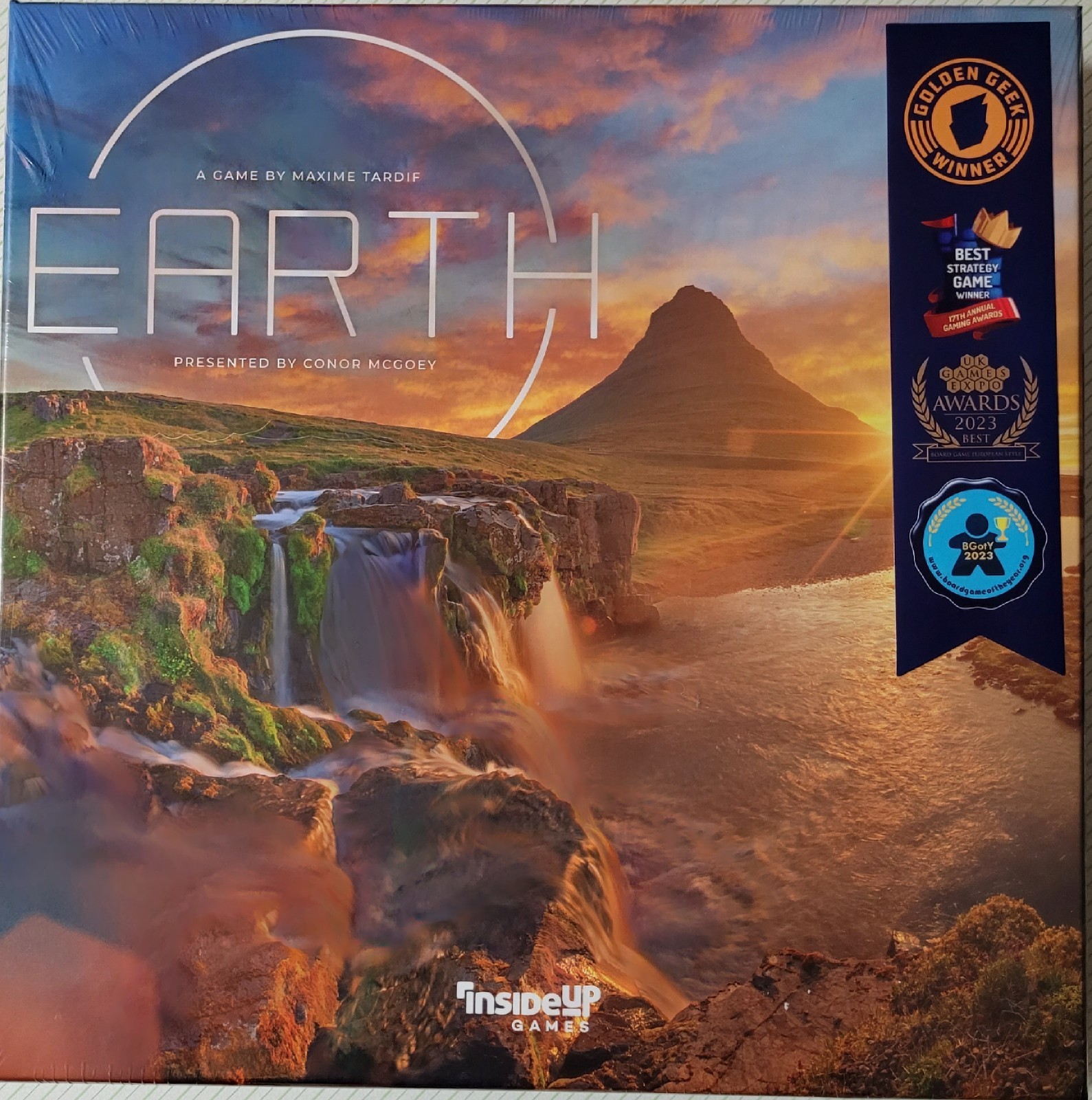 Inside Up Games Earth Board Game New Factory Sealed
