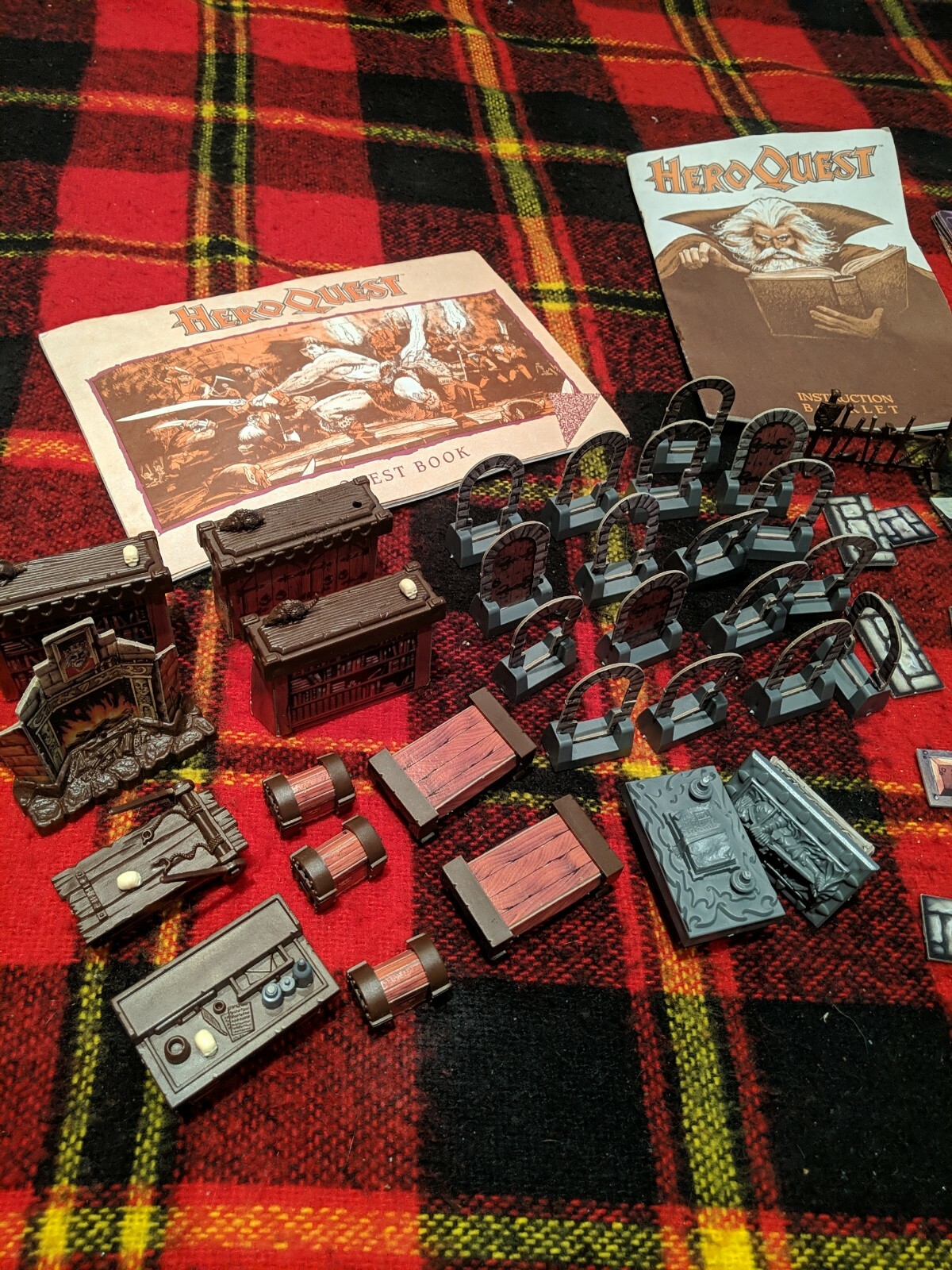 HEROQUEST Replacement Cards, Furniture, Figures (See pic 2 for more) incomplete