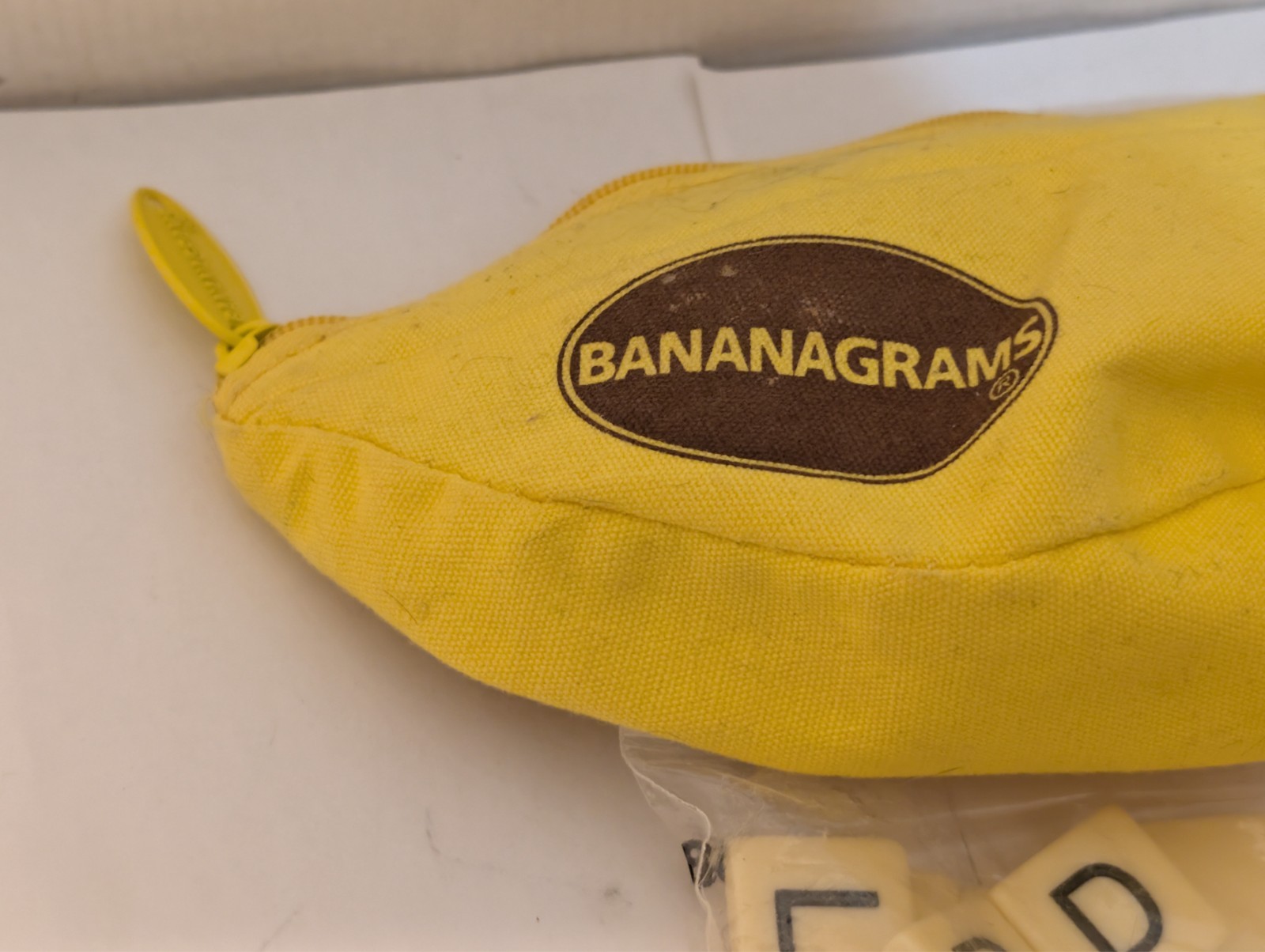 Bananagrams Word Game, Carrying bag, instructions, 143 Tiles VTG VG+ Yellow +