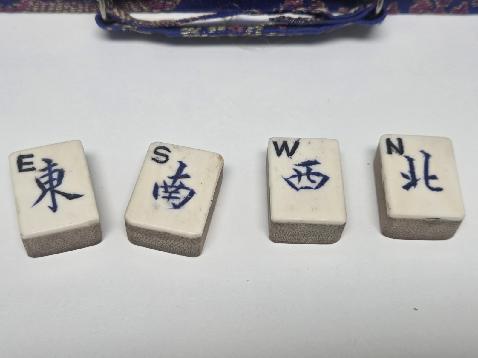 Vtg Mahjong Set In Case 152 Bamboo Un-opened Tiles/4 Antique Carved Wind Tiles