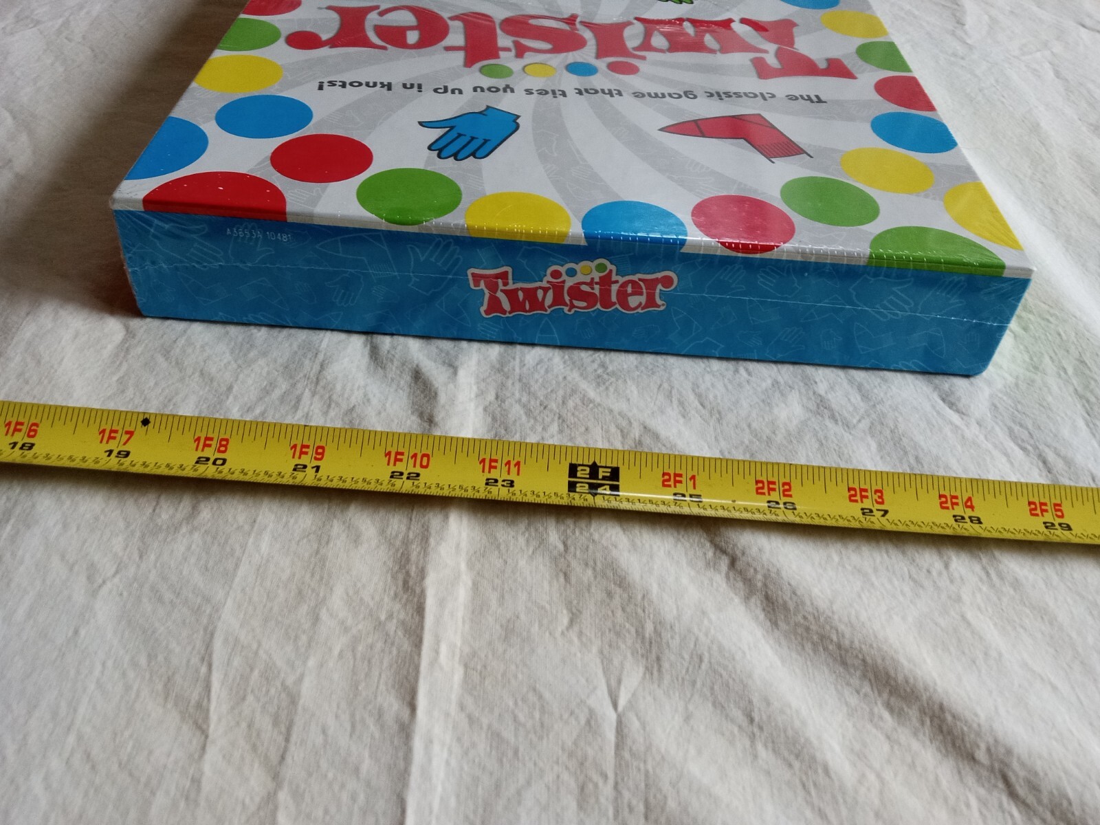 Twister Classic Indoor Outdoor Party Board Game for 2 or more Players, NEW.