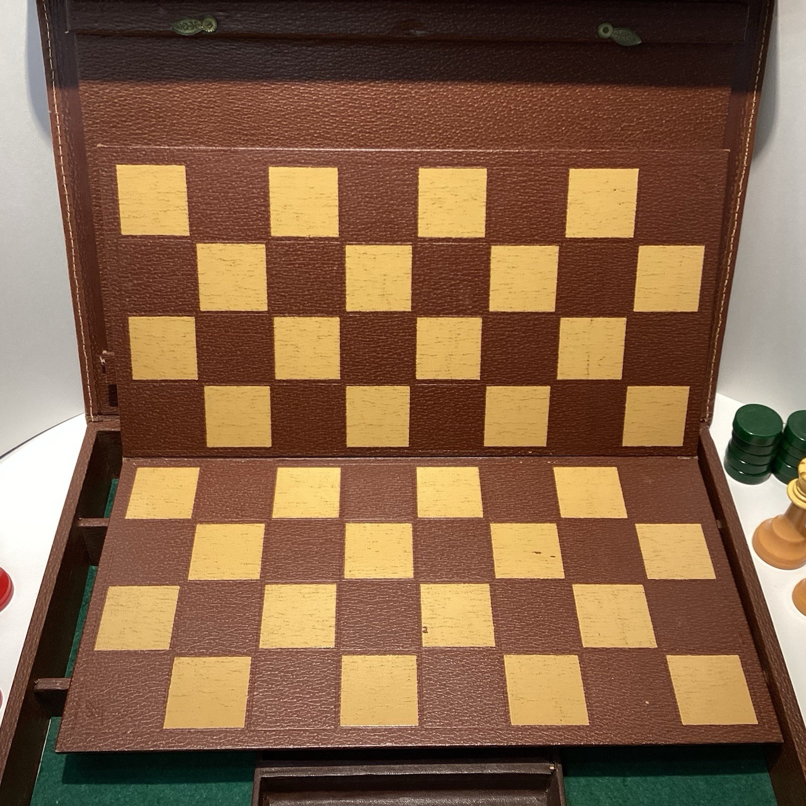 Vintage LOWE All Bakelite Chess & Backgammon Set 94mm (3.7”) King Complete EXC
