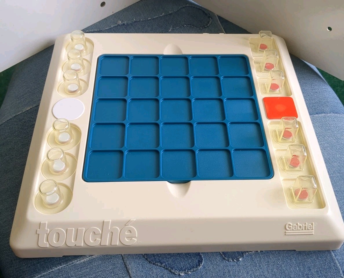 TOUCHE Magnetic Flip Strategy Complete Board Game 1977 Gabriel #78382