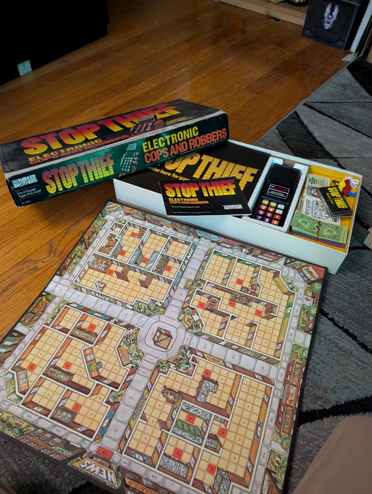 Vtg 1979 STOP THIEF Electronic Cops & Robbers Board Game