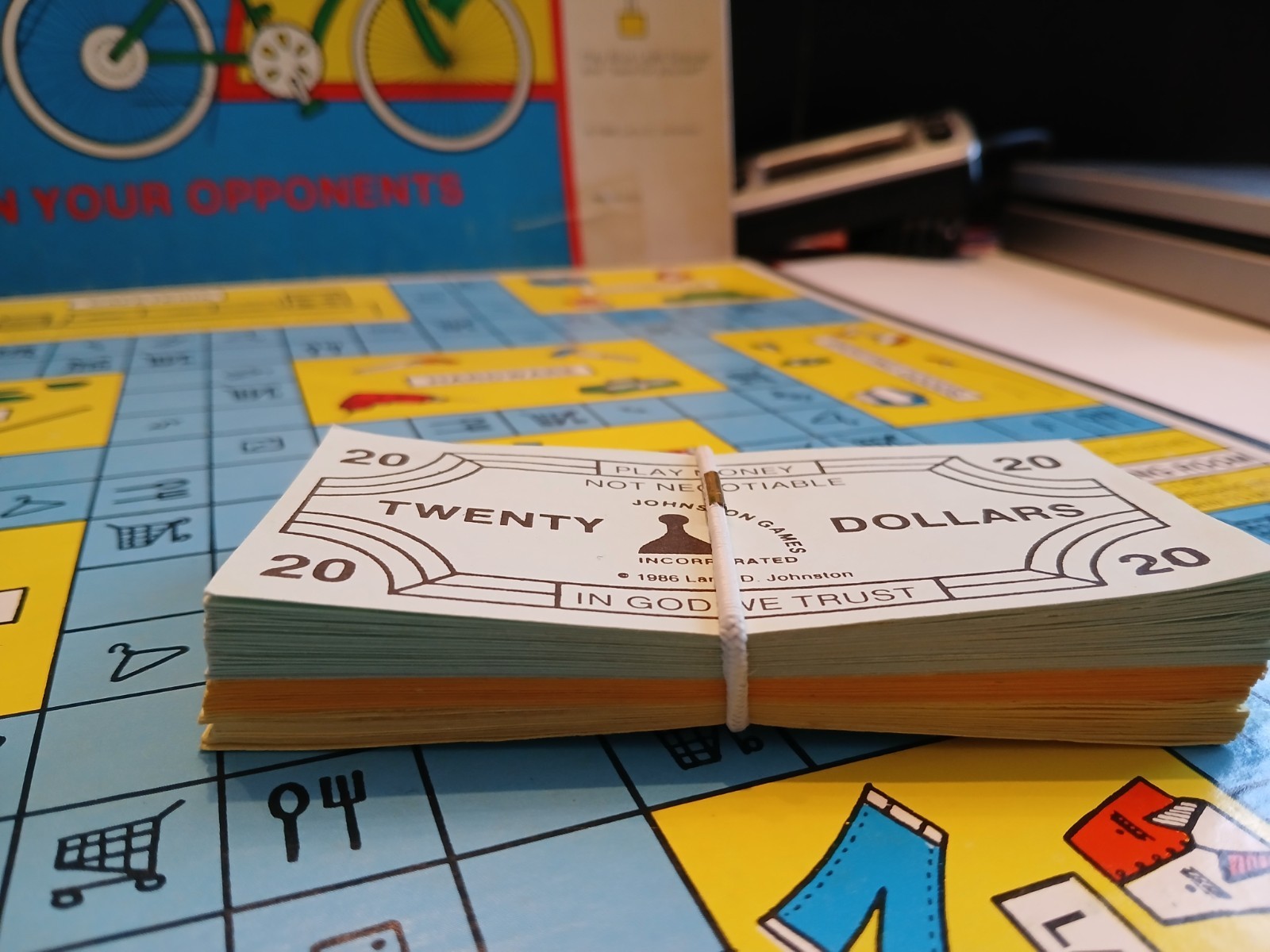 BLUE LIGHT SPECIAL BOARD GAME BY JOHNSTON GAMES 1986.