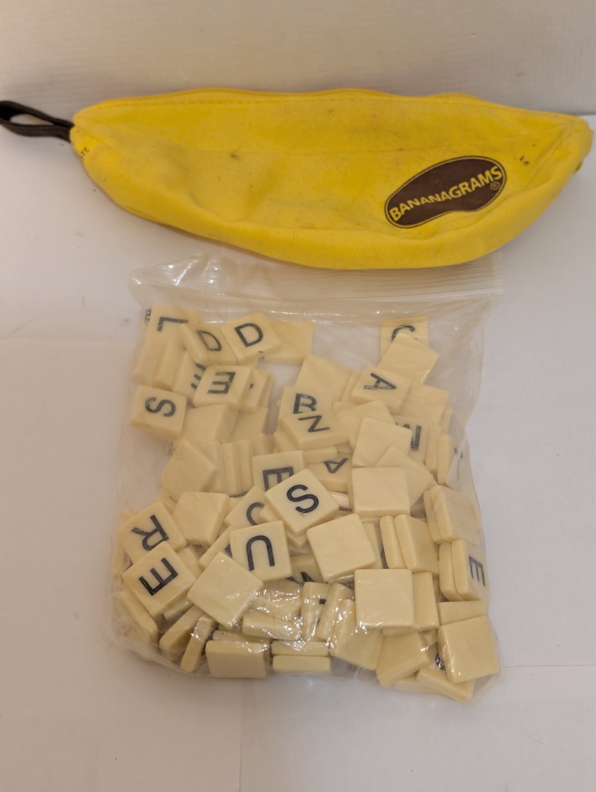 Bananagrams Word Game, Carrying bag, instructions, 143 Tiles VTG VG+ Yellow +
