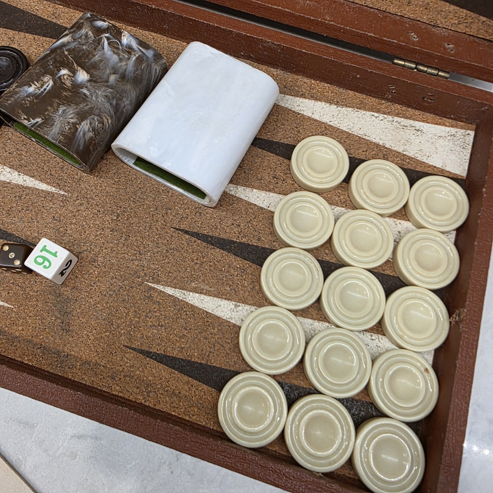 1975 Vintage CRISLOID BAKELITE Backgammon Set Brown And Beige Discs. 2 Dice.