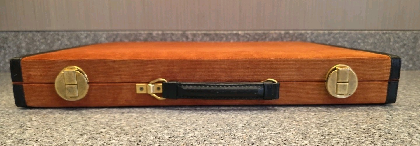 Vintage Reiss Backgammon Game Burnt Orange Corduroy Attache Briefcase 1&3/8″ Pcs