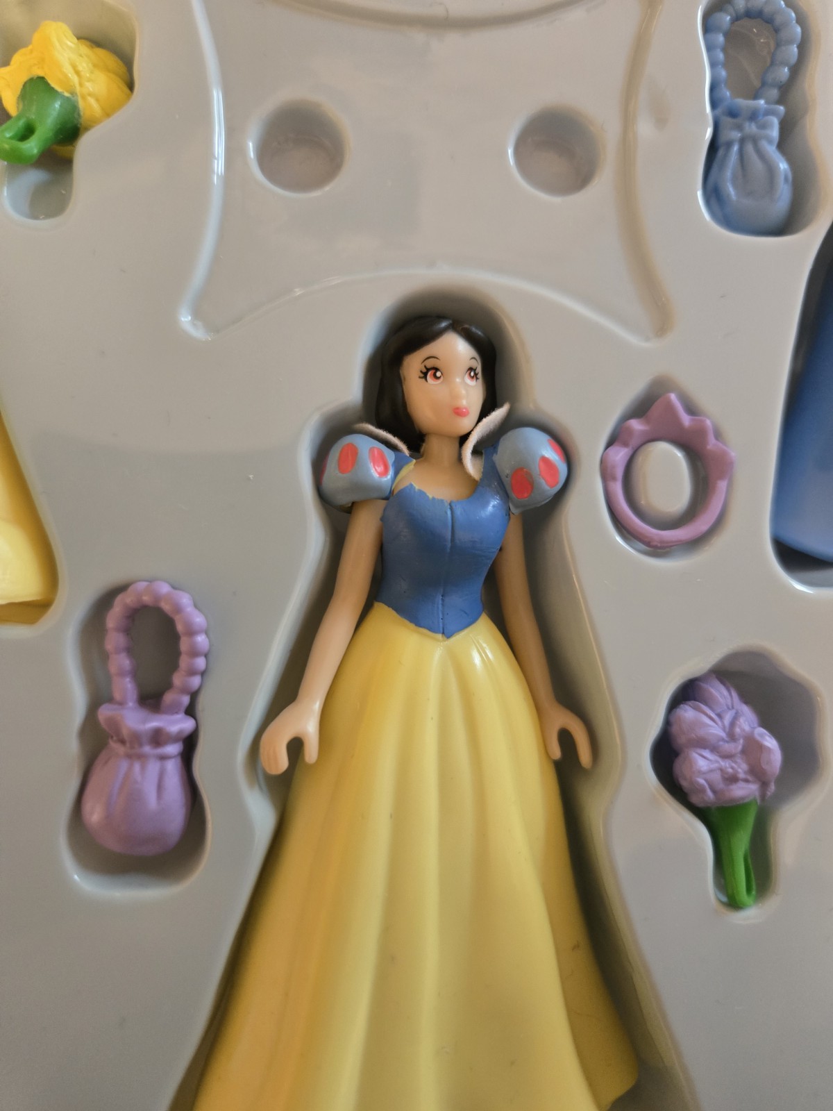 Disney Princess Gowns & Crowns Game 2005 MB Complete