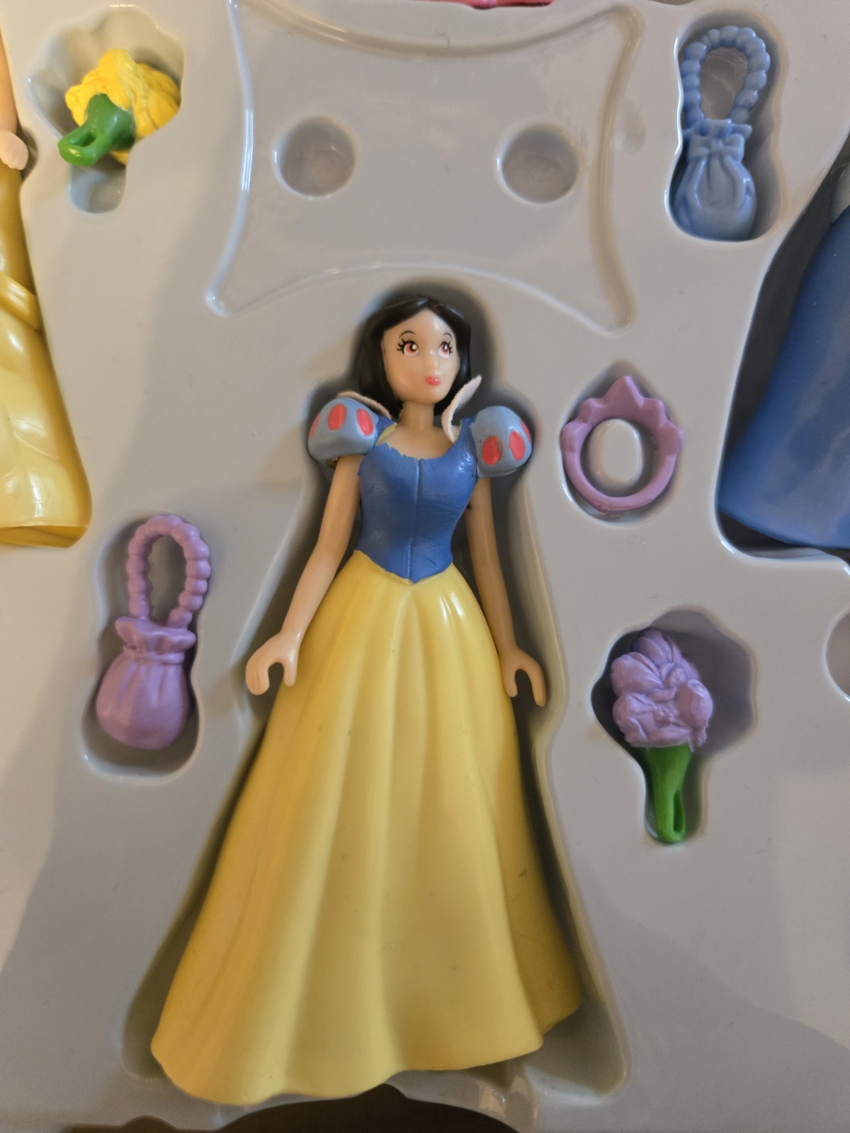 Disney Princess Gowns & Crowns Game 2005 MB Complete