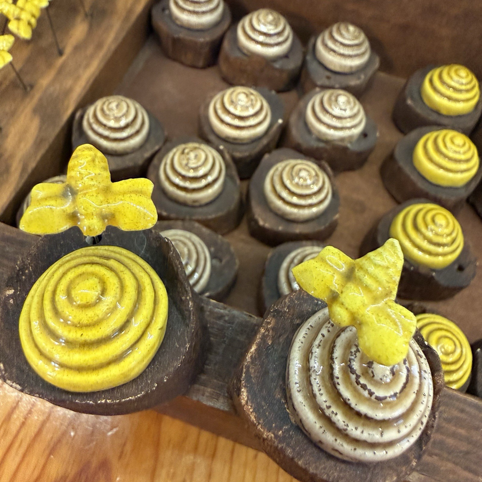 VNTG Hand Made Checkers Pieces Composite Ceramic Queen Bee Hive Wooden Box OOAK